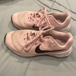Excellent condition light pink Nike sneakers, 3.5Y